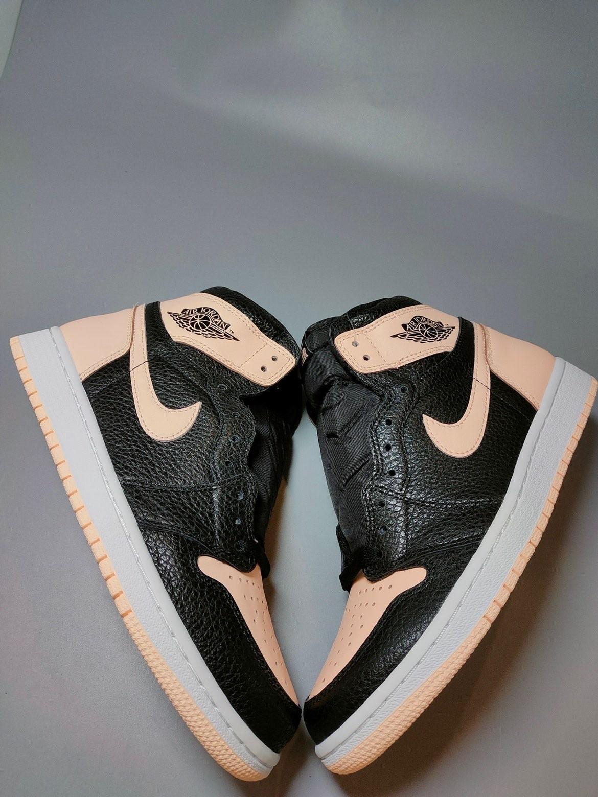 其实在蒂芙尼绿和黑粉的那两双天价鞋出来之